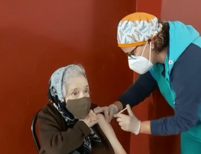 La primera persona en ser vacunada ha sido Juana María Florido Santana, de 89 años / TA